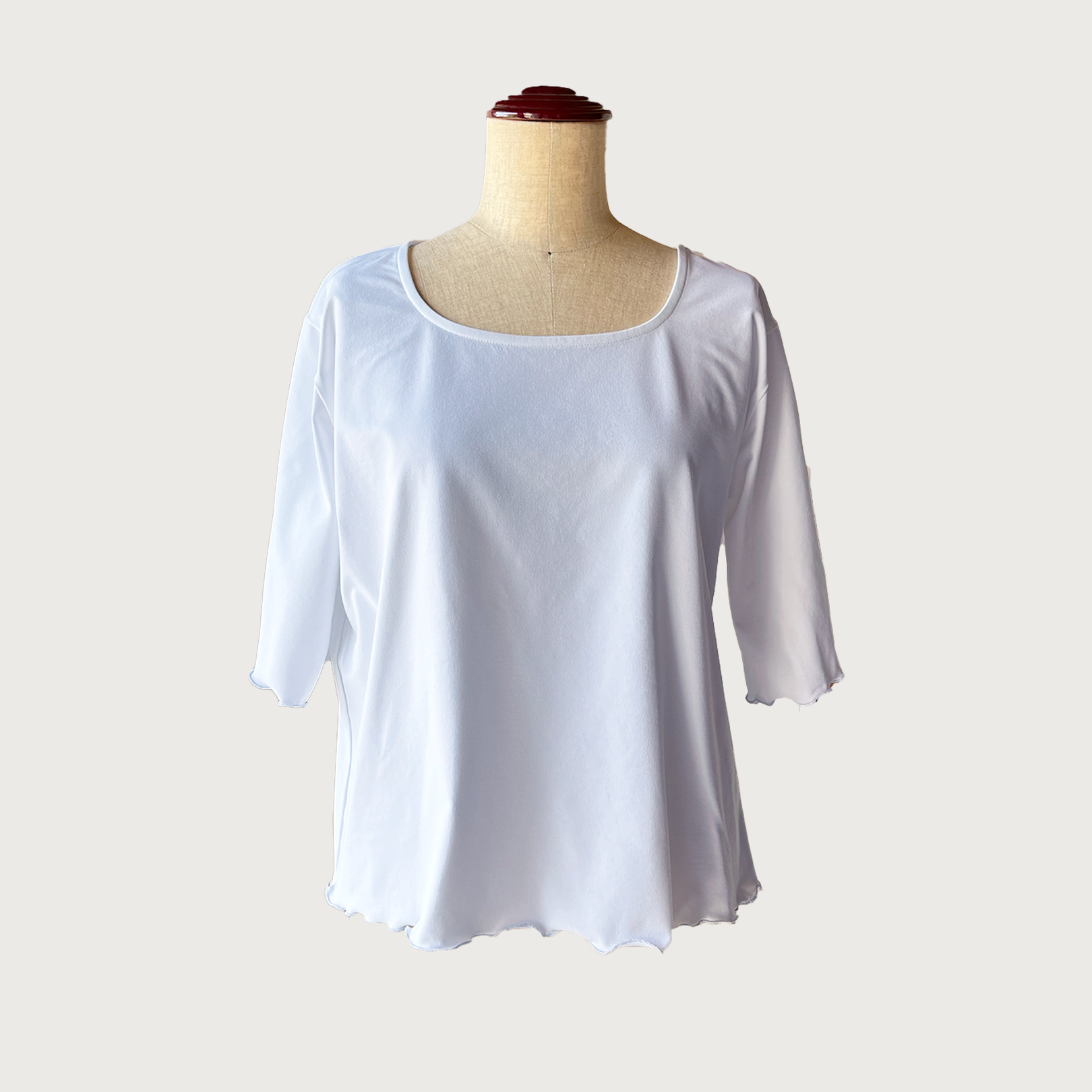 大人可愛い シンプル スクエアネックTシャツ｜ホワイト