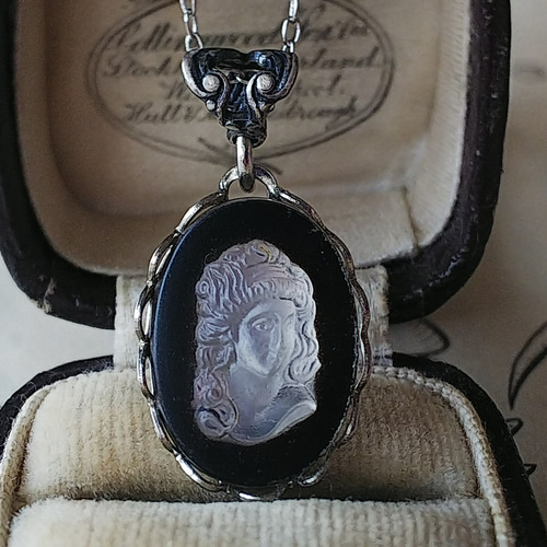 ヴィンテージ Clear／漆黒 カメオ(右向き）アールヌーボー調