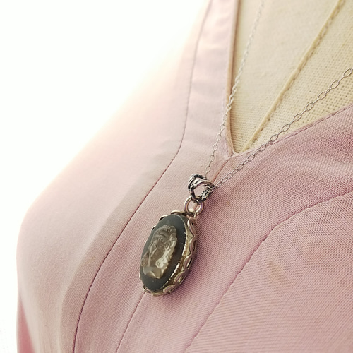 ヴィンテージ Clear／漆黒 カメオ(右向き）アールヌーボー調