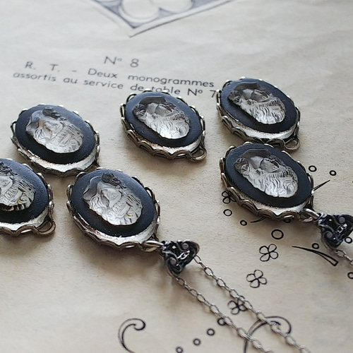 ヴィンテージ Clear／漆黒 カメオ(右向き）アールヌーボー調