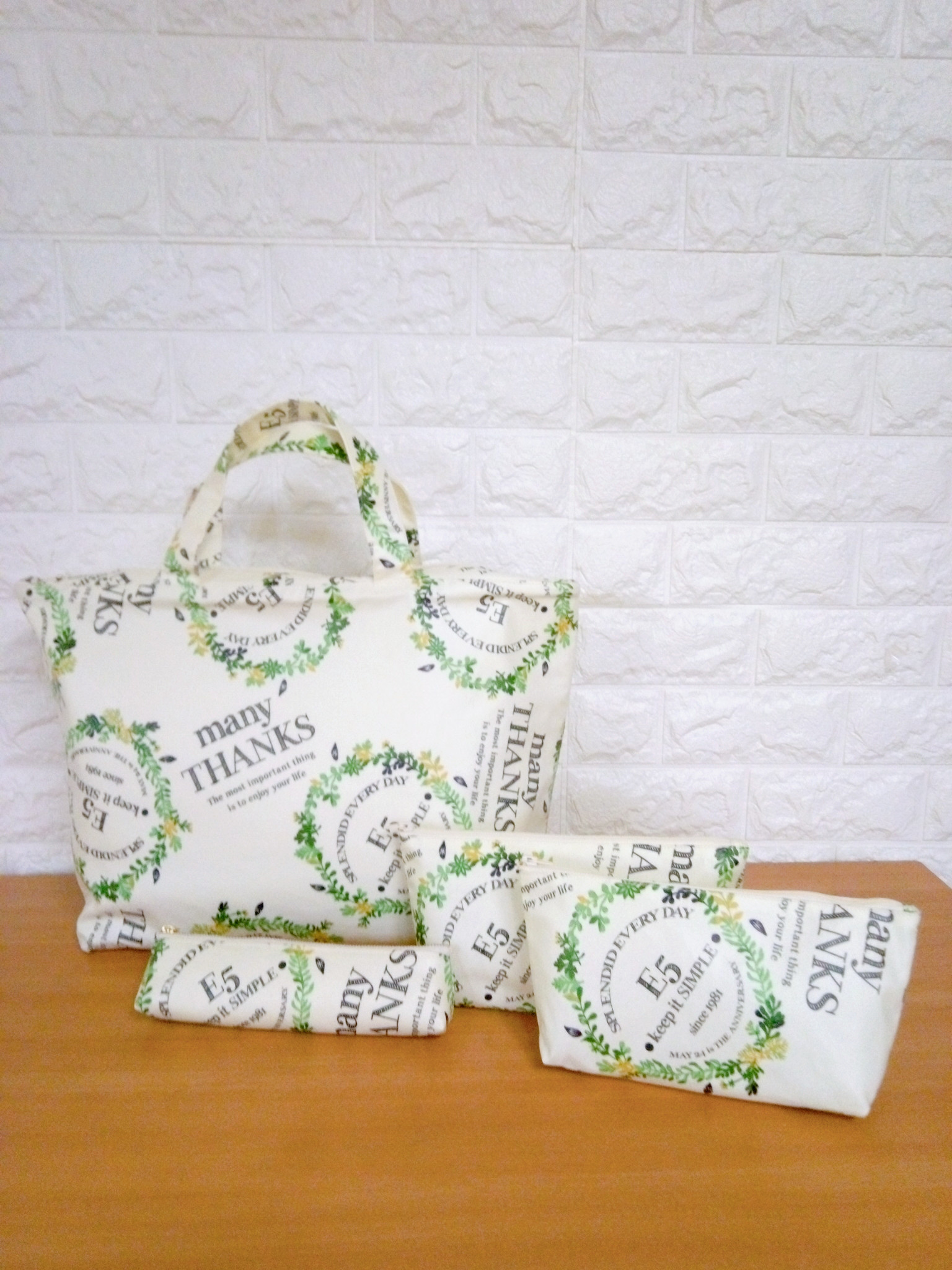 ✳️爽やかな✳️緑でサークル柄 の ラミネート地 ✨トートバッグ ✨ポーチ✨ ペンケースのセット で 底板付き