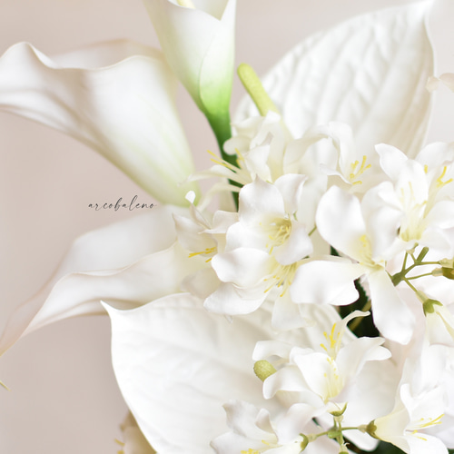 カラーとアンスリウムのエレガントな縦長アームブーケ(アーティ