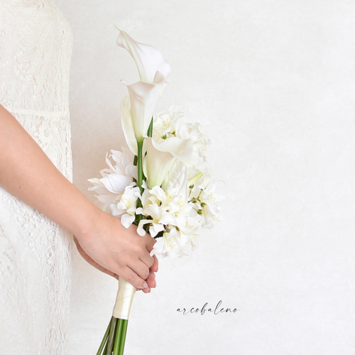 カラーとアンスリウムのエレガントな縦長アームブーケ(アーティ