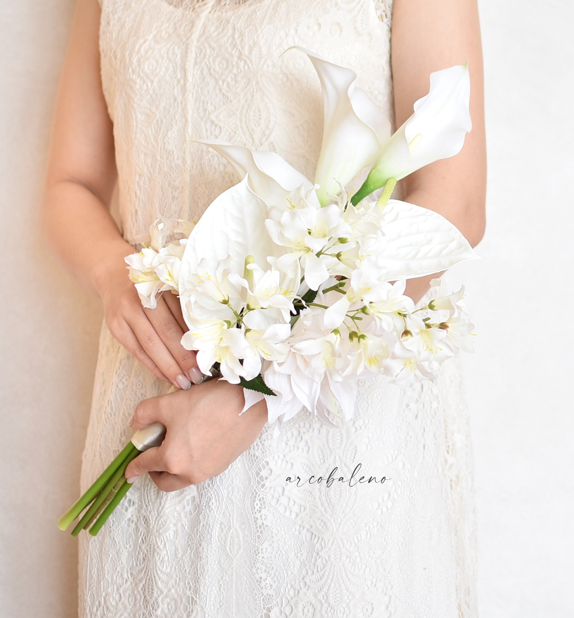 カラーとアンスリウムのエレガントな縦長アームブーケ(アーティフィシャルフラワー)ウェディングに・和装