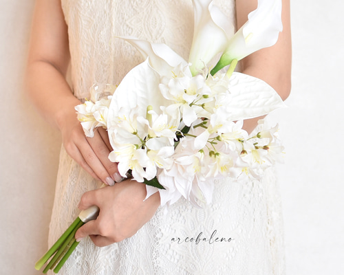 カラーとアンスリウムのエレガントな縦長アームブーケ(アーティ