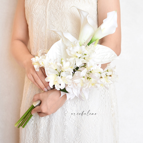 カラーとアンスリウムのエレガントな縦長アームブーケ(アーティ
