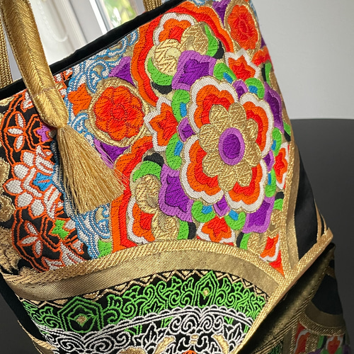 大きいサイズ　トートバッグ　華やか 花柄刺繍 和装バッグ 帯リメイク 帯リメイクバッグ 華文様に蝶 トートバッグ Mサイズ 和装バッグ トート