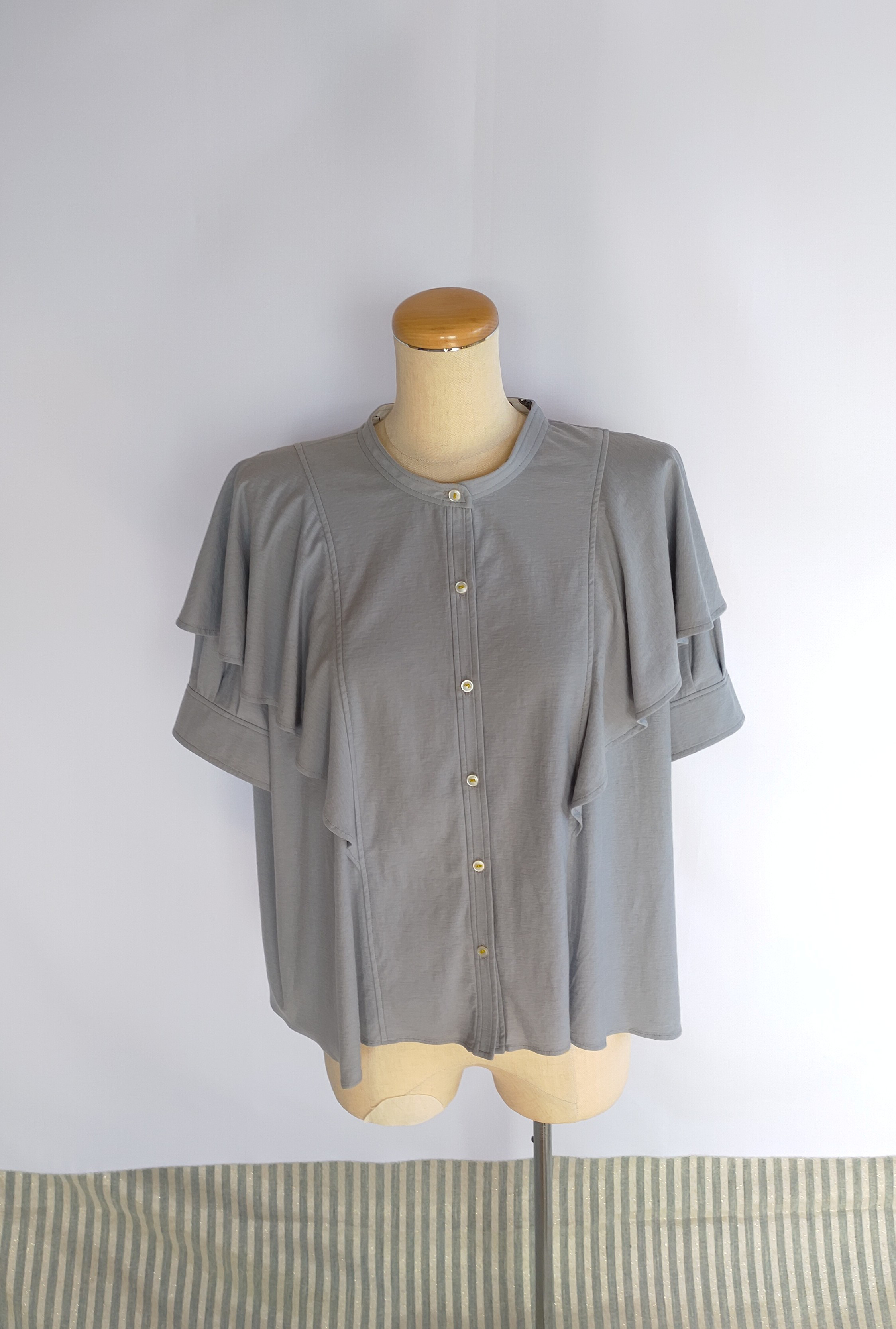 送料無料！ フリルブラウス