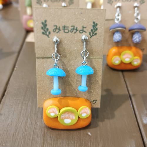 小さな ミセナ インタラプタ きのこポリマークレイ スタッドピアス