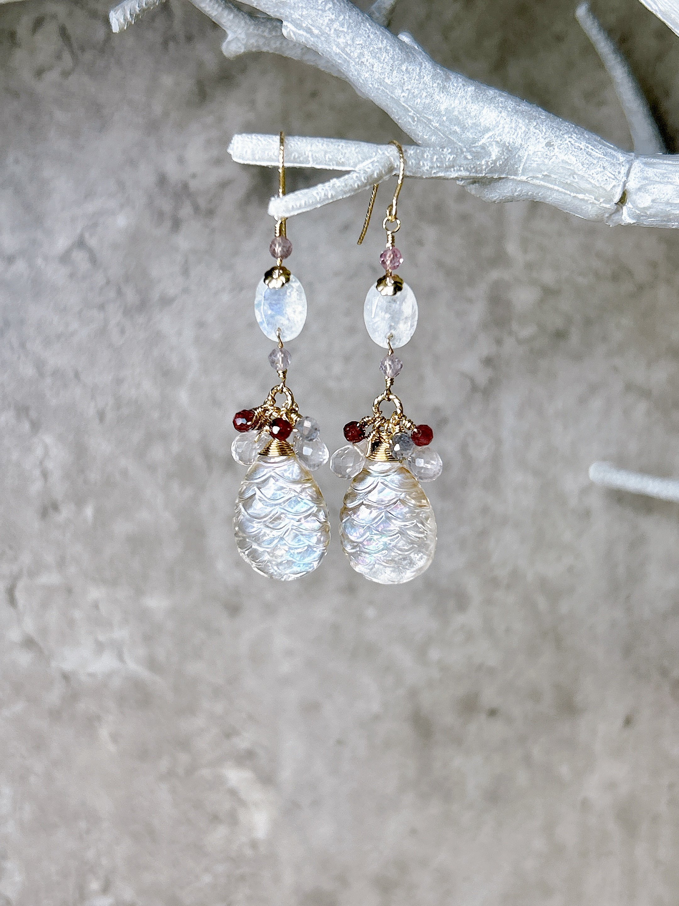 一点物14kgf☆鱗模様カービング！マザーオブパール＆クリスタルとムーンストーンのしゃらしゃらピアス