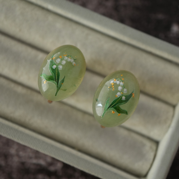 グリーンアベンチュリンとすずらんのピアス イヤリング  鈴蘭 金箔24k 鈴蘭 2枚目の画像