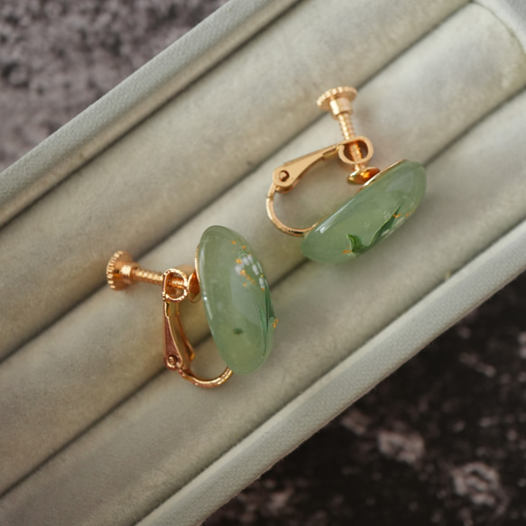 グリーンアベンチュリンとすずらんのピアス イヤリング  鈴蘭 金箔24k 鈴蘭 5枚目の画像