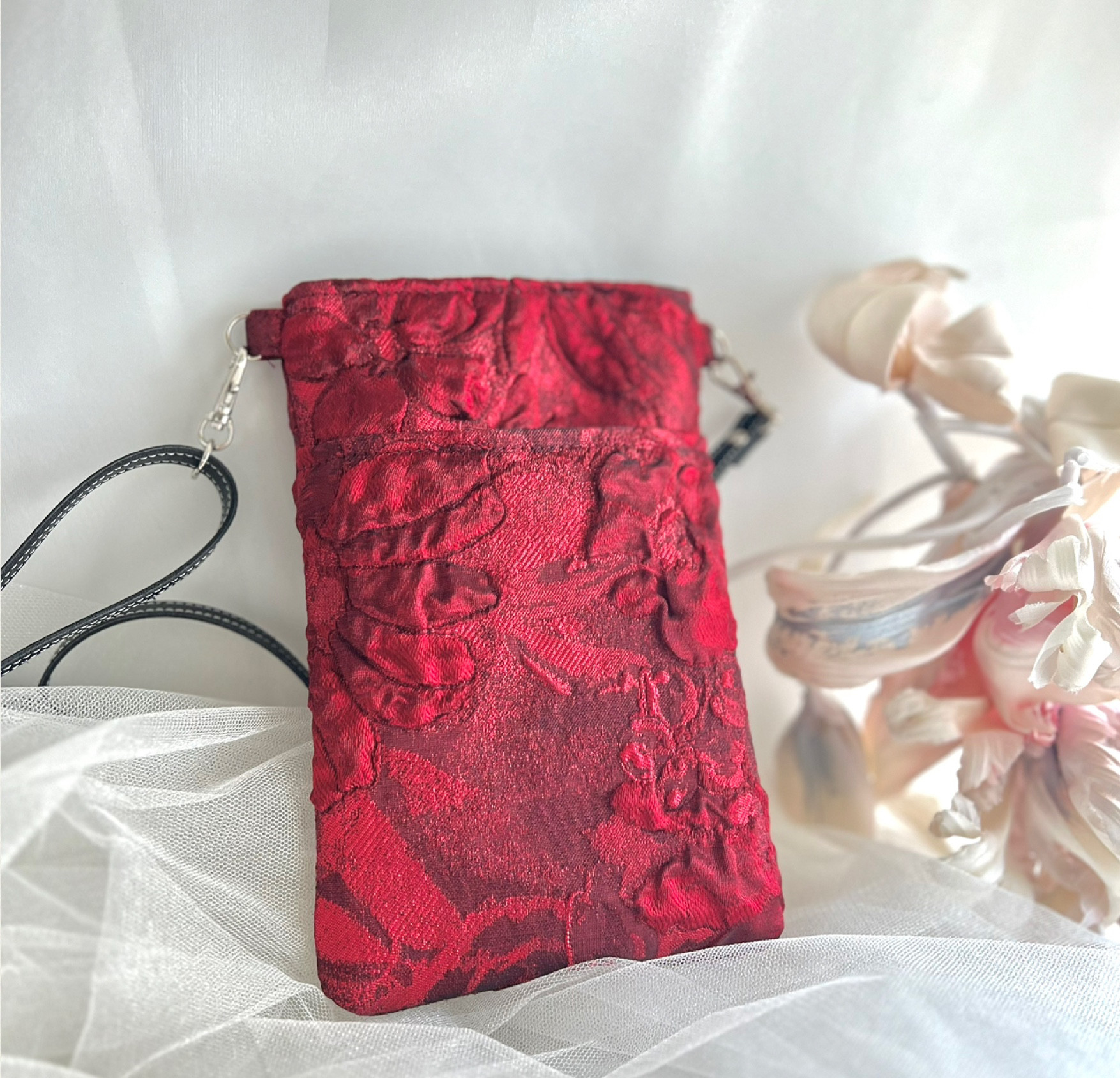 送料無料中❣️フランス製オートクチュール生地❤️スマホショルダー❤️ワインレッド　シルクラメ　入学式　卒業式　還暦