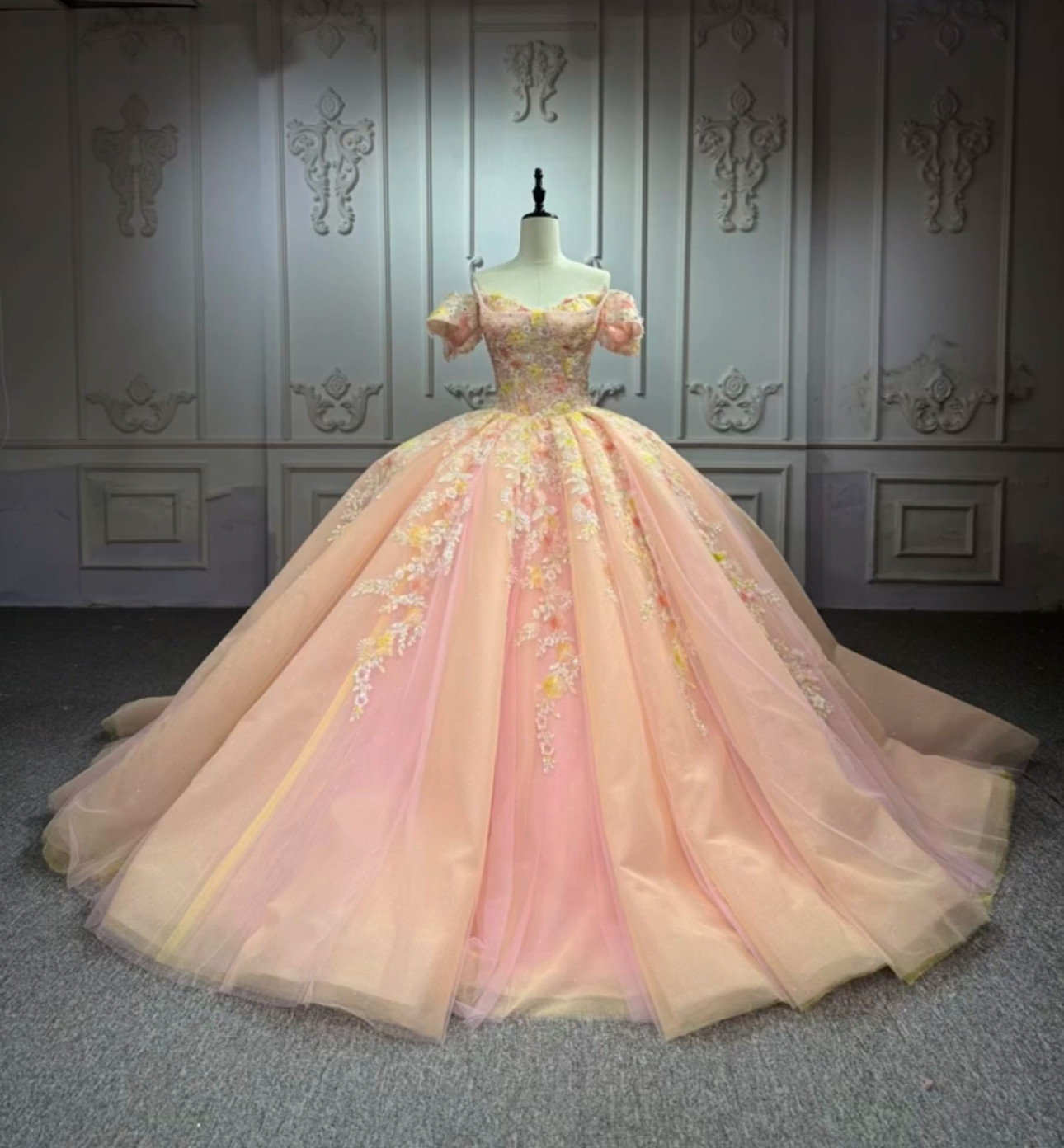 カラフル　カラードレス　オレンジピンク　編みあげ　華やかなトレーン　花柄フラワー　レース付き　2の腕を隠せる　優雅披露宴