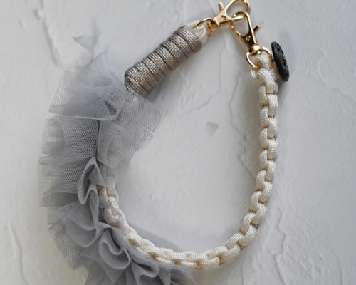 上品きれいめスマホハンドストラップ チュール フリル ゴールド