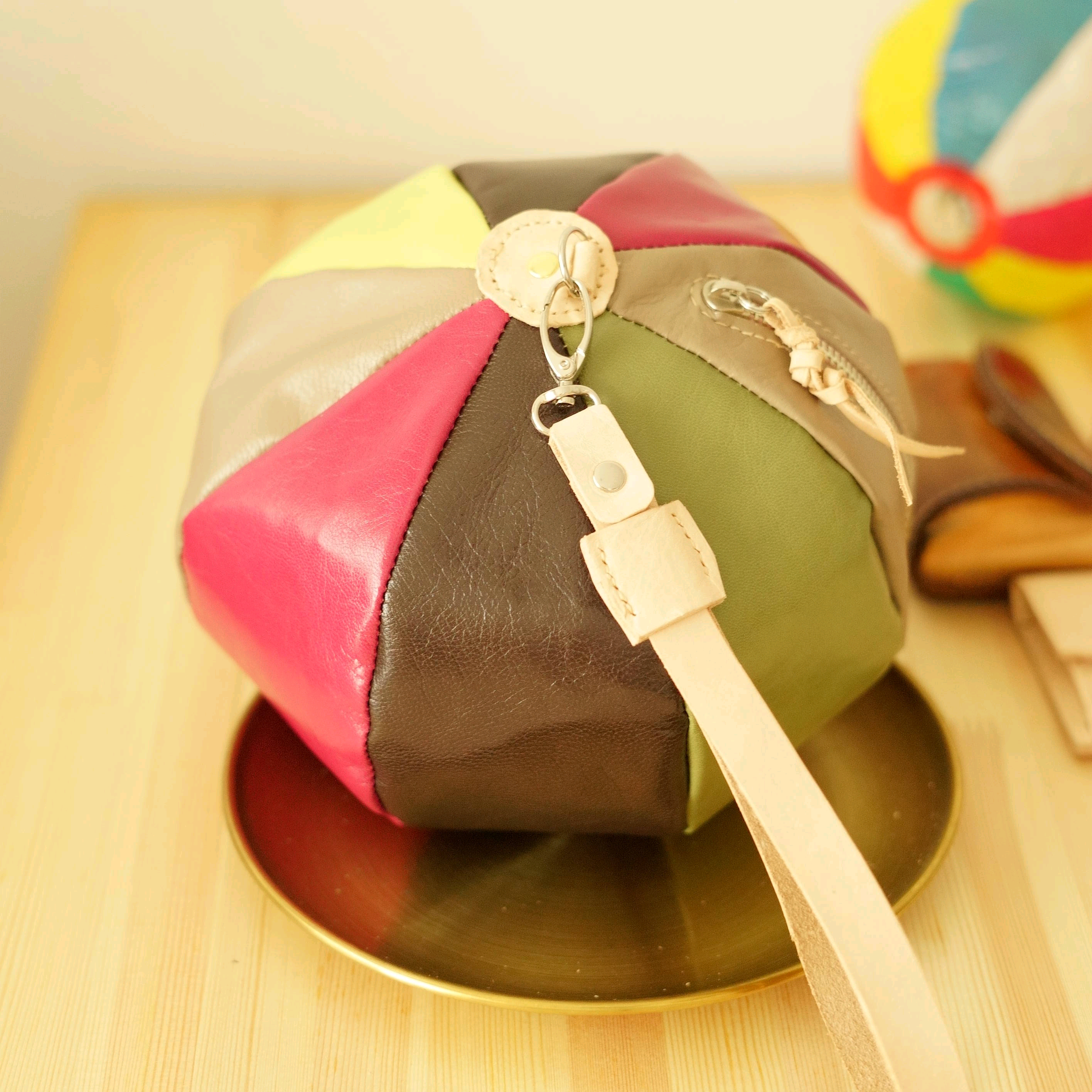 「レザー彩玉（いろだま）ポーチ」　和み色の紙風船風の本革レザーポーチ 14,454円