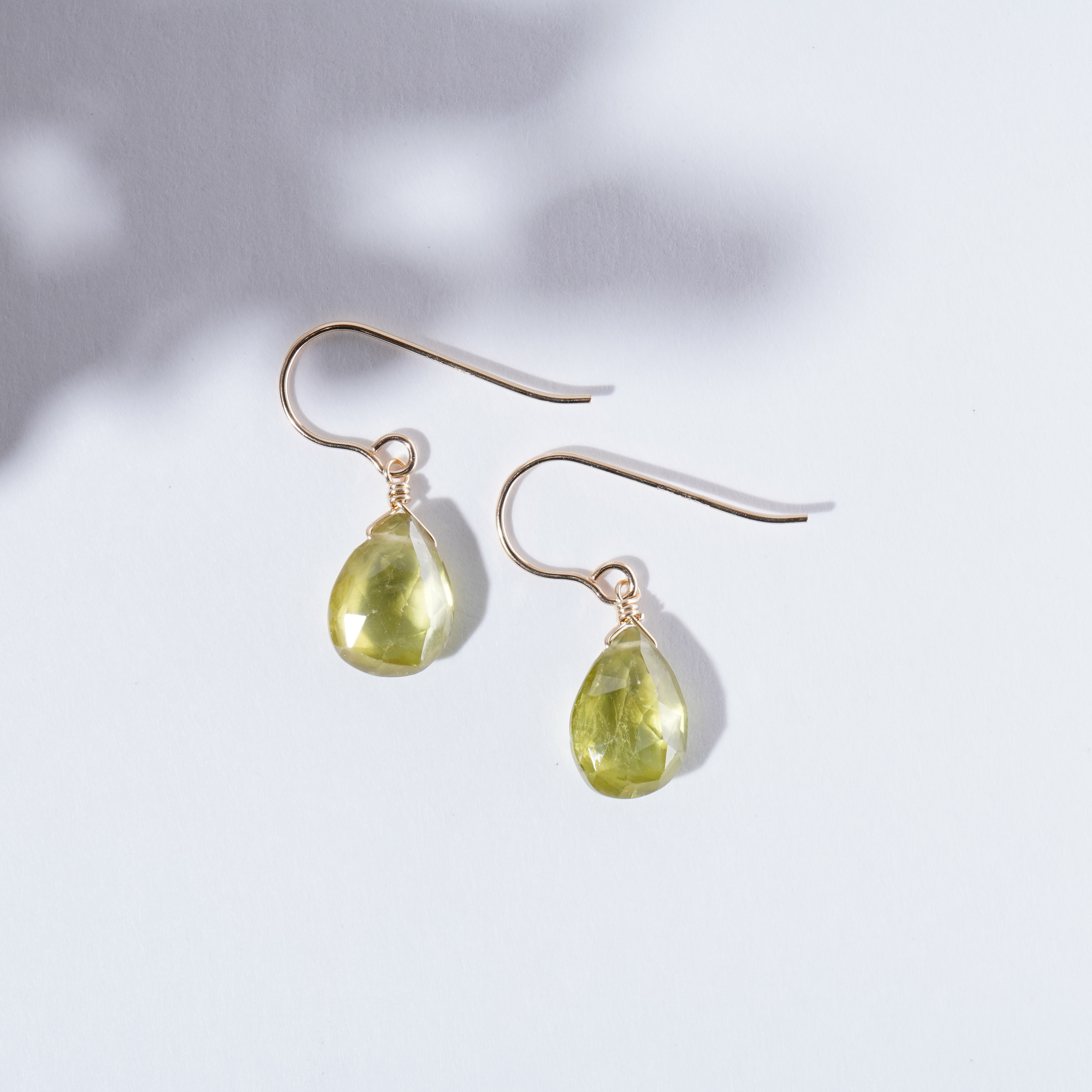 スフェーンのペアシェイプカットのピアス