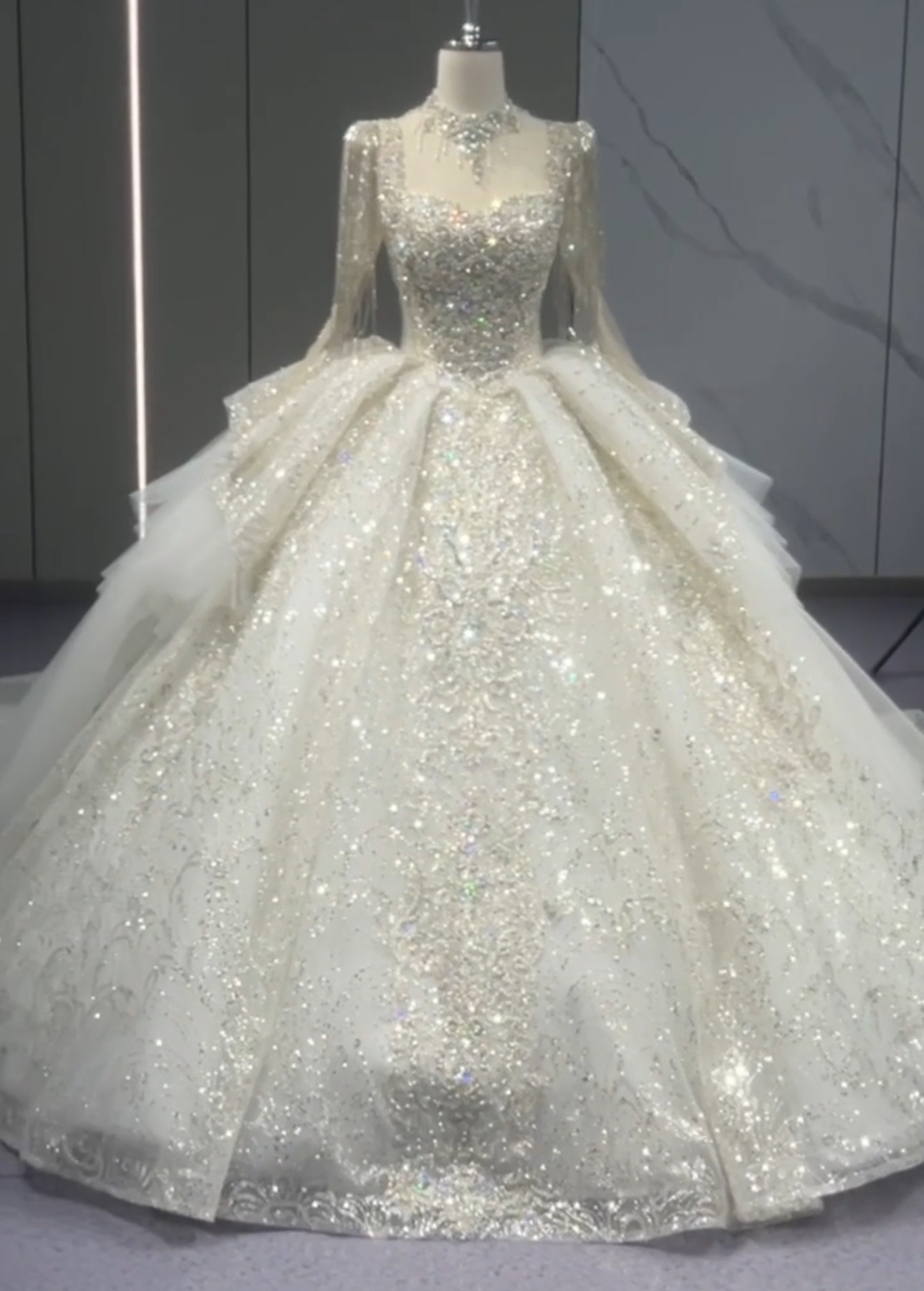 華やかな　キラキラグッリター　ビジュー　長袖　首飾り付き　ロングトレーン　編み上げ　スクエアネック　クラシカルフランス風