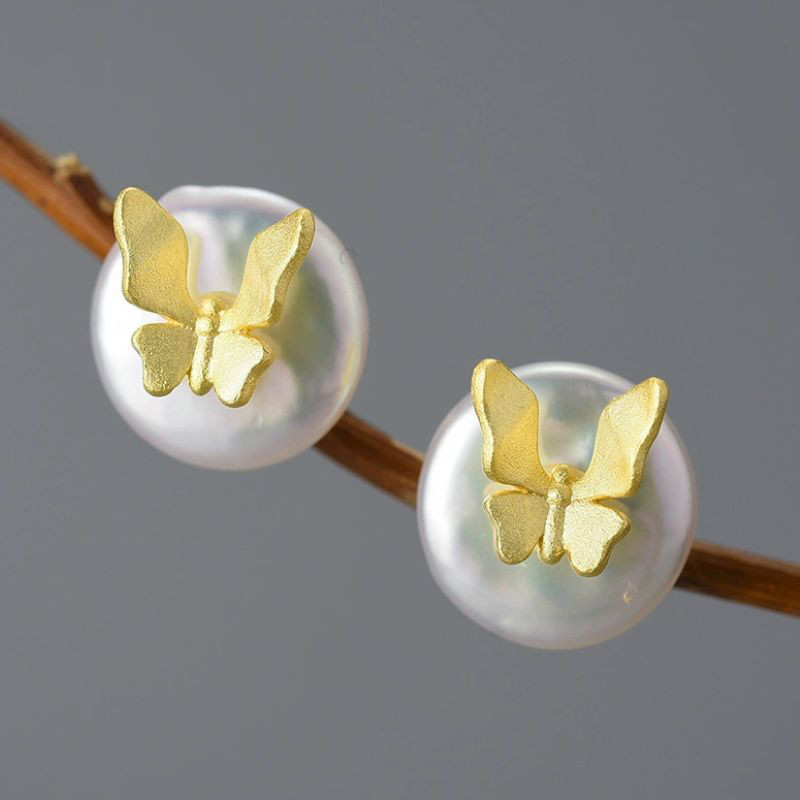 蝶々のピアス - 優雅で繊細なデザインが特徴　P195