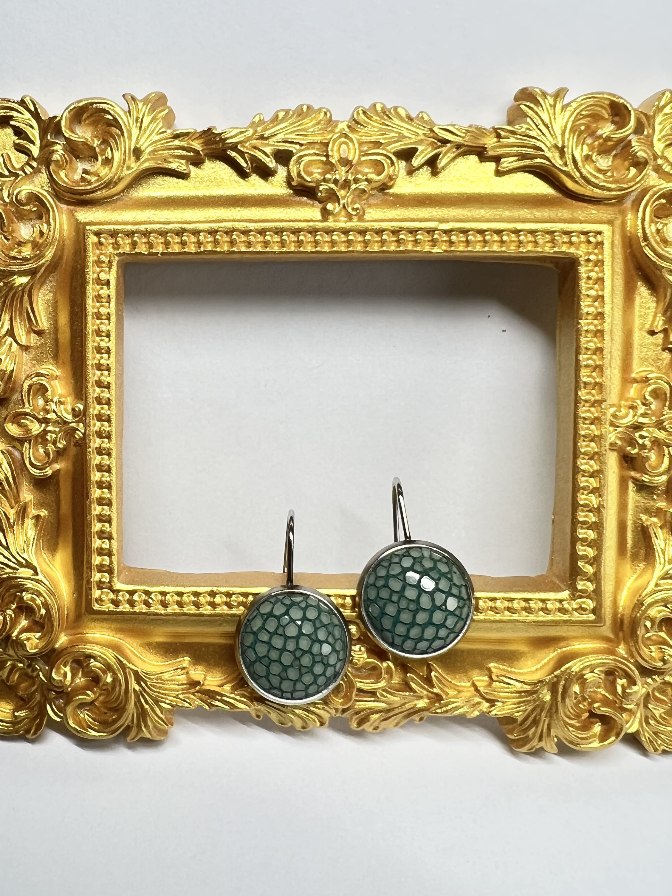 海の宝石　エイ革　ピアス　グリーン