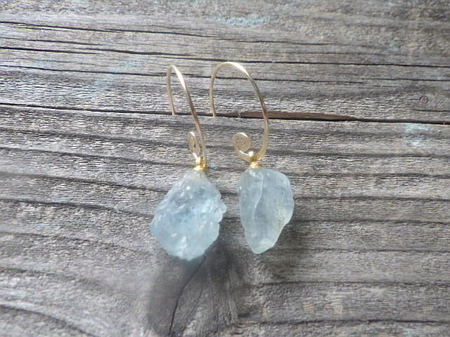 *14kgf* Raw Aquamarine アクアマリン原石（L）の渦巻きピアス☆槌目