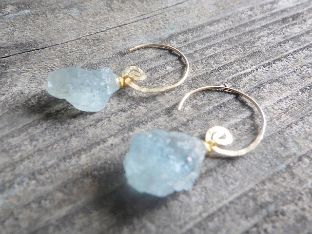 *14kgf* Raw Aquamarine アクアマリン原石（L）の渦巻きピアス☆槌目