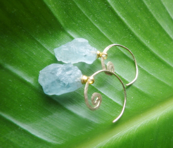 *14kgf* Raw Aquamarine アクアマリン原石（L）の渦巻きピアス☆槌目