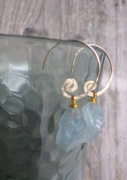 *14kgf* Raw Aquamarine アクアマリン原石（L）の渦巻きピアス☆槌目