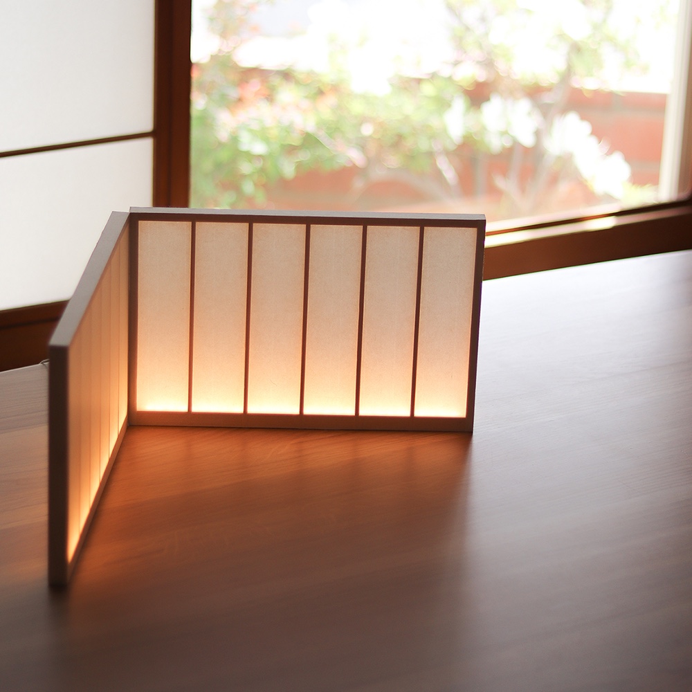 ワケありな逸品　ビョウブ型テーブルライト『HIKARI BYOUB：Calmよこ』