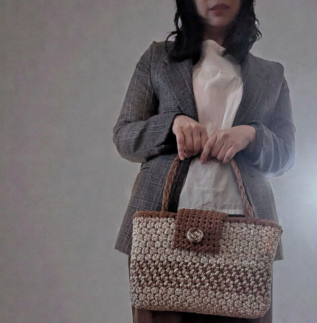 マロングラッセ色の花結びクラフトバンド製ハンドバッグ