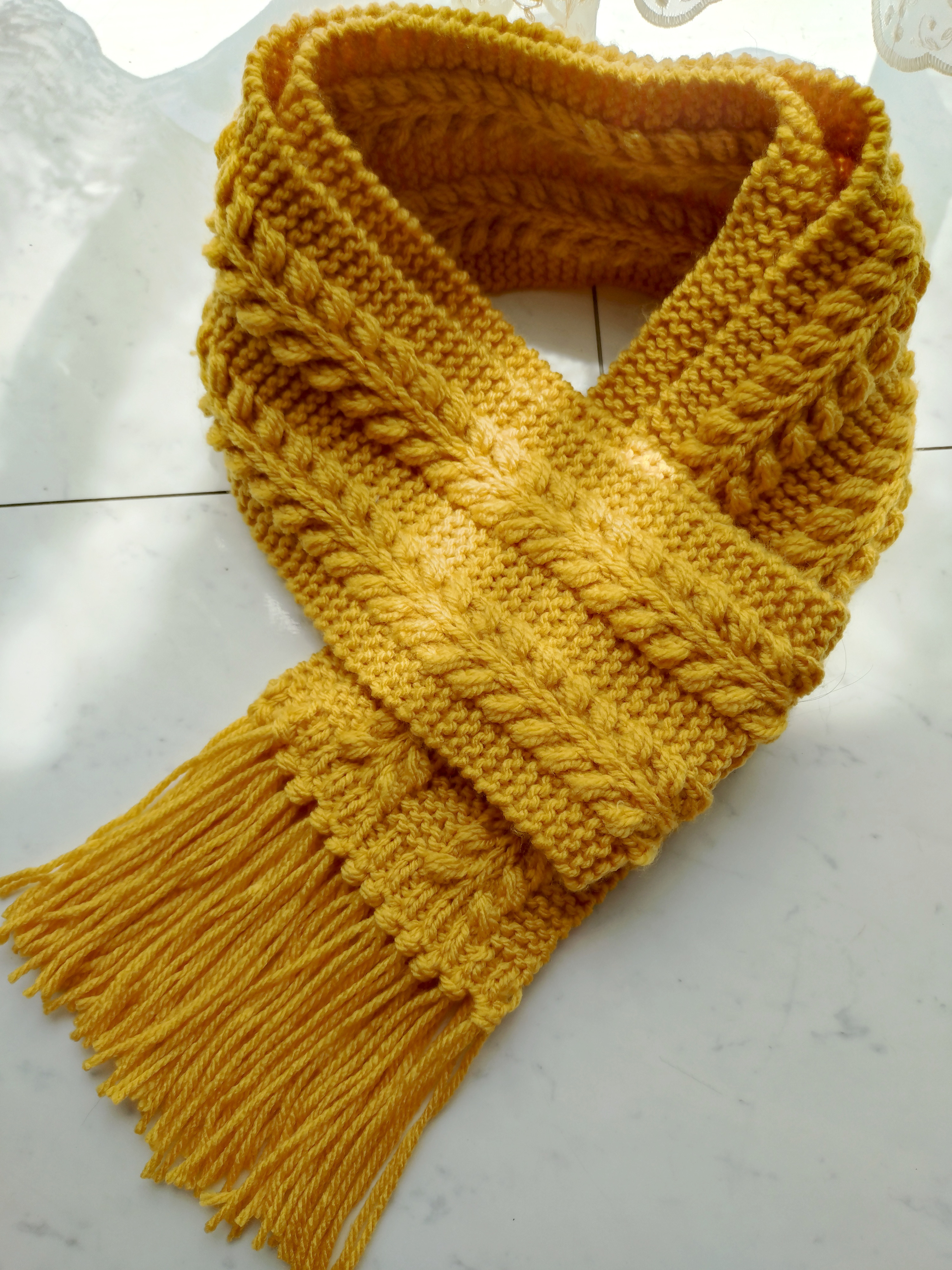 【今年の新作】マフラー 棒針 お花 柄 模様 アラン模様 マスタード からし色 フリンジ  編み 手編み 編み物