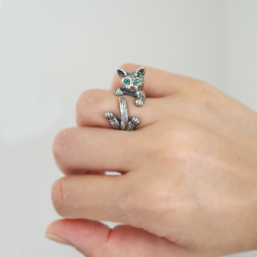 指に巻きつく猫リング グリ エメラルドの瞳 指輪・リング naturama