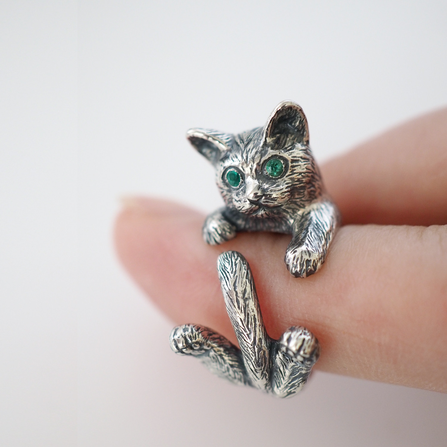 指に巻きつく猫リング グリ エメラルドの瞳