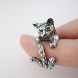 エメラルドの目を持つネコのリング★格安‼️ 指に巻きつく猫リング グリ エメラルドの瞳 指輪・リング naturama