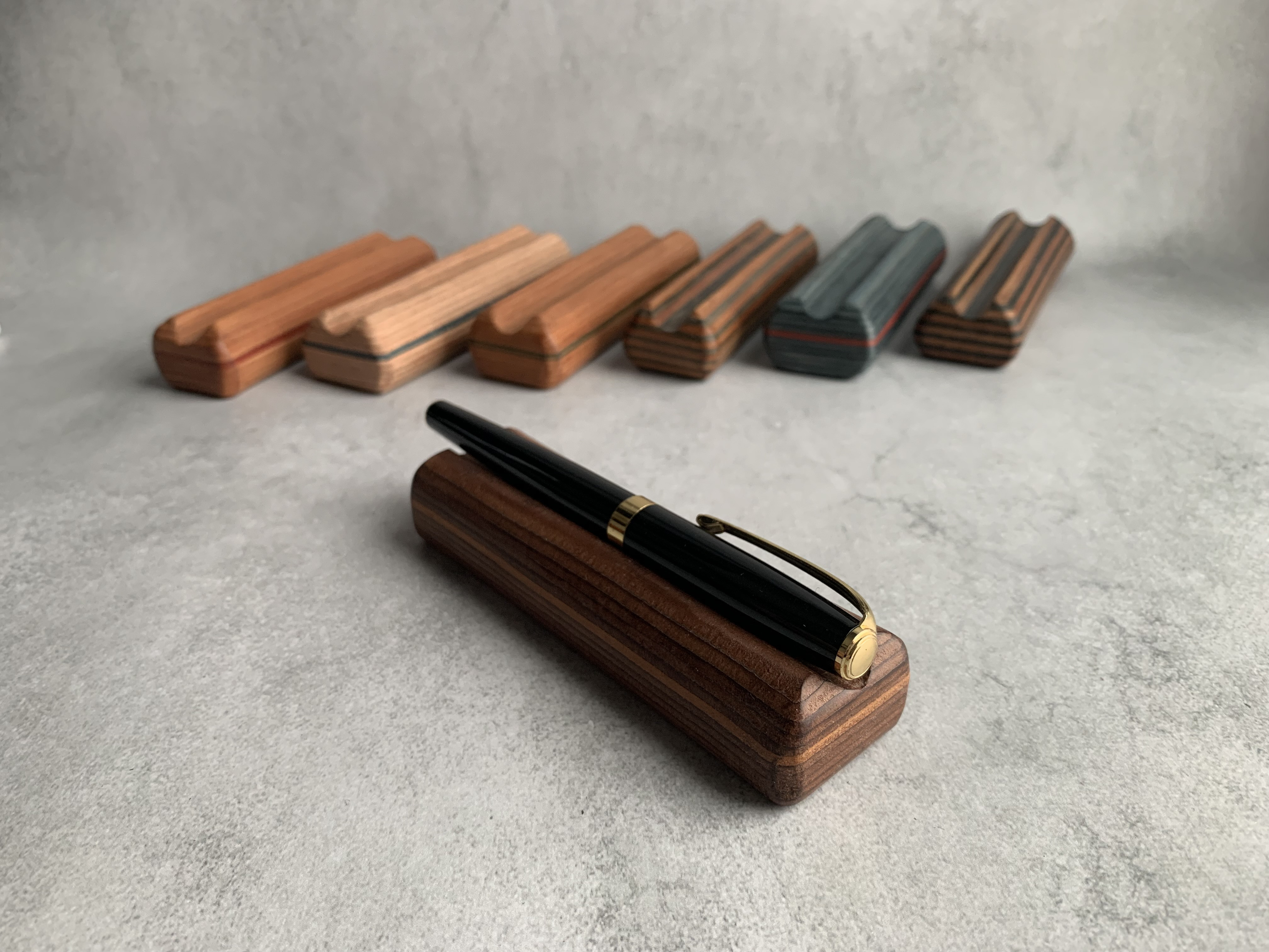 積み革のペンレスト【完成品】ペン置き　印鑑置き　こげ茶革×黄色革　栃木レザー【名入れ無料】本革　ペンスタンド 6,660円