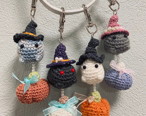 ウィッチおばけとカボチャのあみぐるみキーホルダー（白×オレンジ