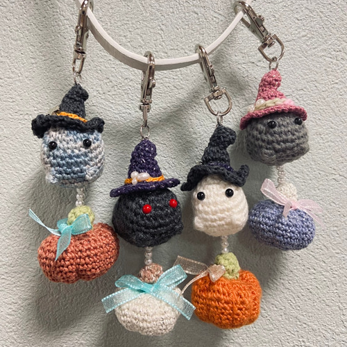 ウィッチおばけとカボチャのあみぐるみキーホルダー（白×オレンジ