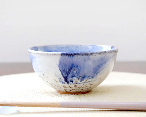 白釉と瑠璃色刷毛目の飯碗 茶碗・めし碗 TSUCHI-HANAKI 通販 19687824