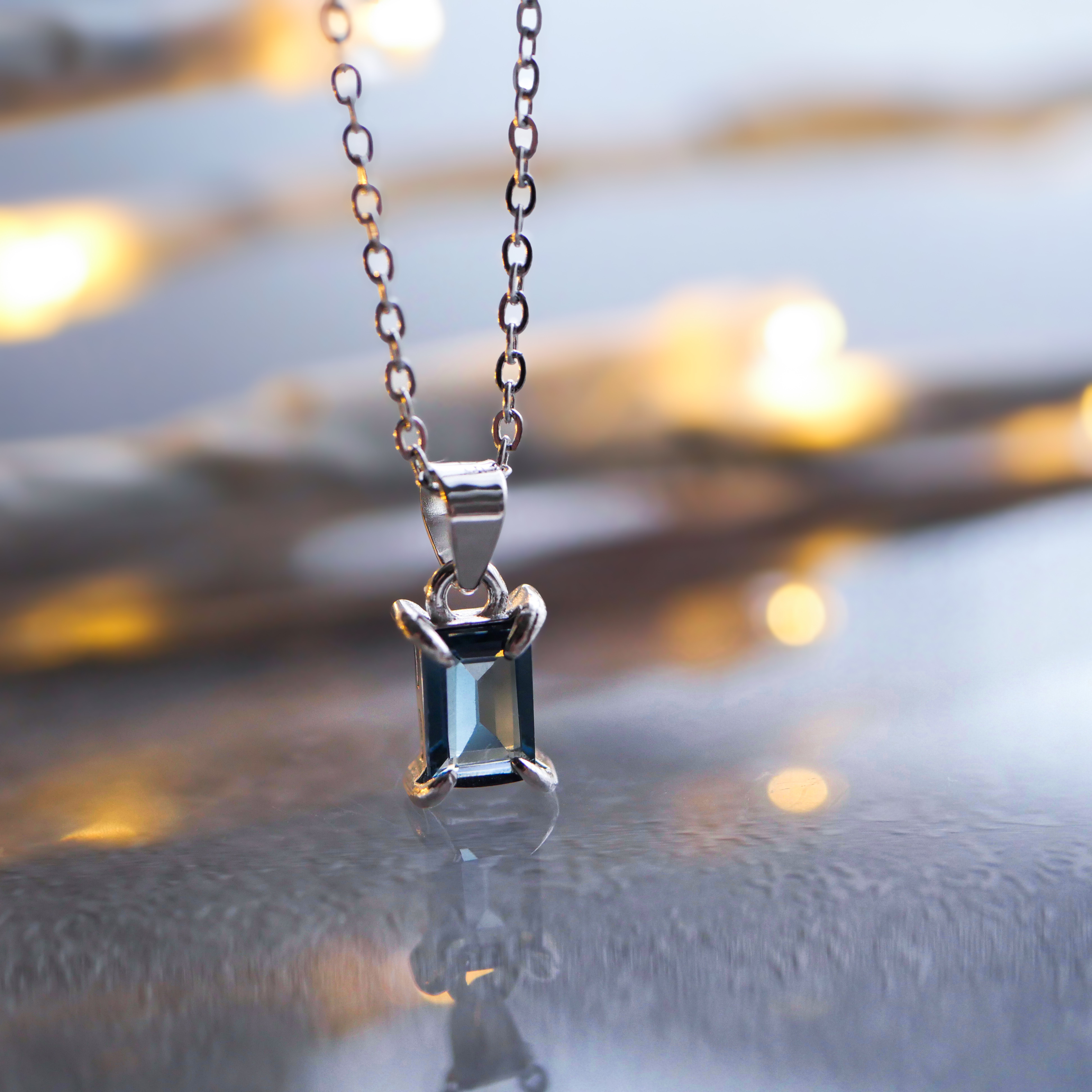 【上品カラー】ロンドンブルートパーズネックレス　レクタングル　長方形　11月誕生石　シルバー925 金アレ対応　天然石