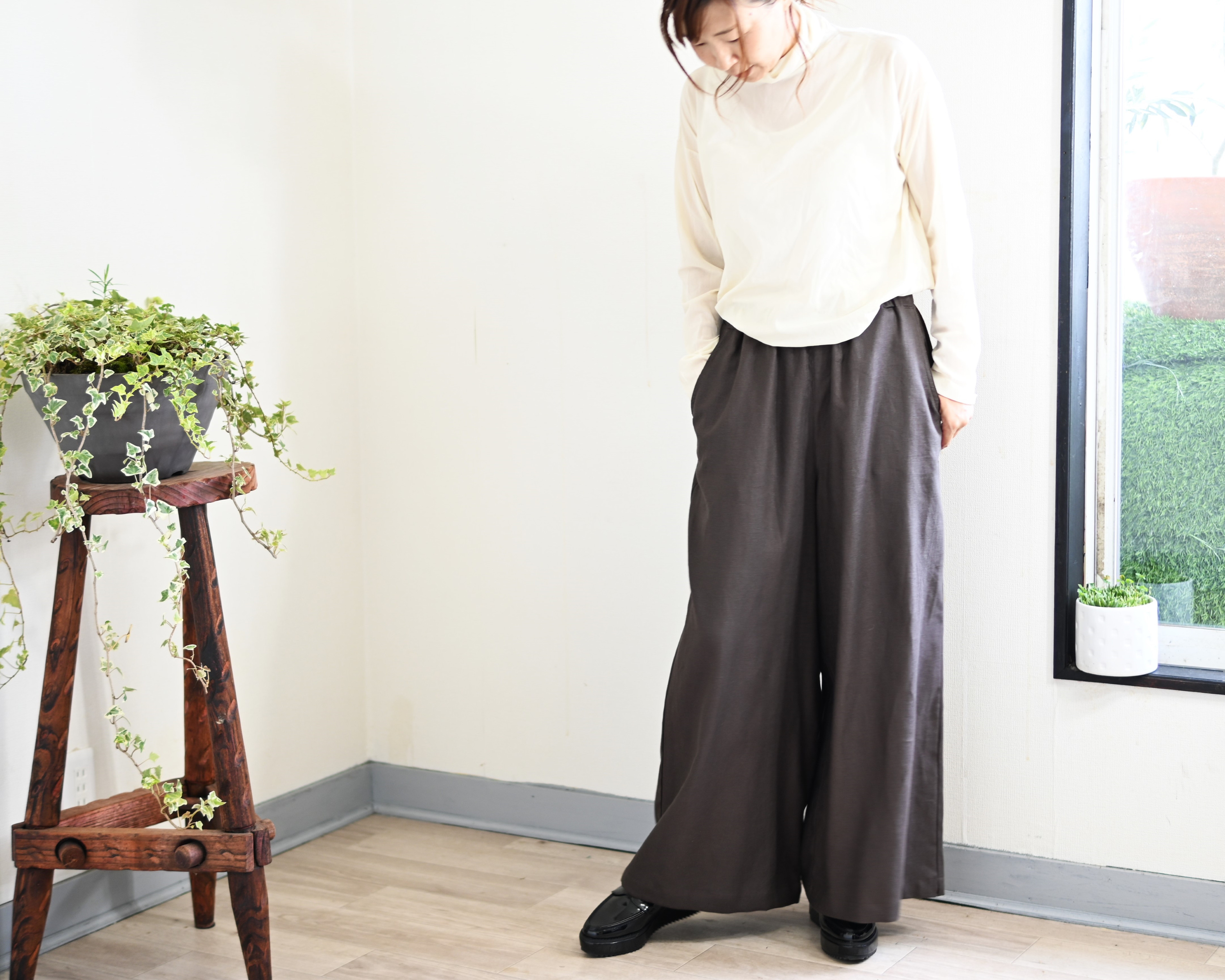 カジュアルエレガントなフレアワイドパンツ：チョコレートブラウン