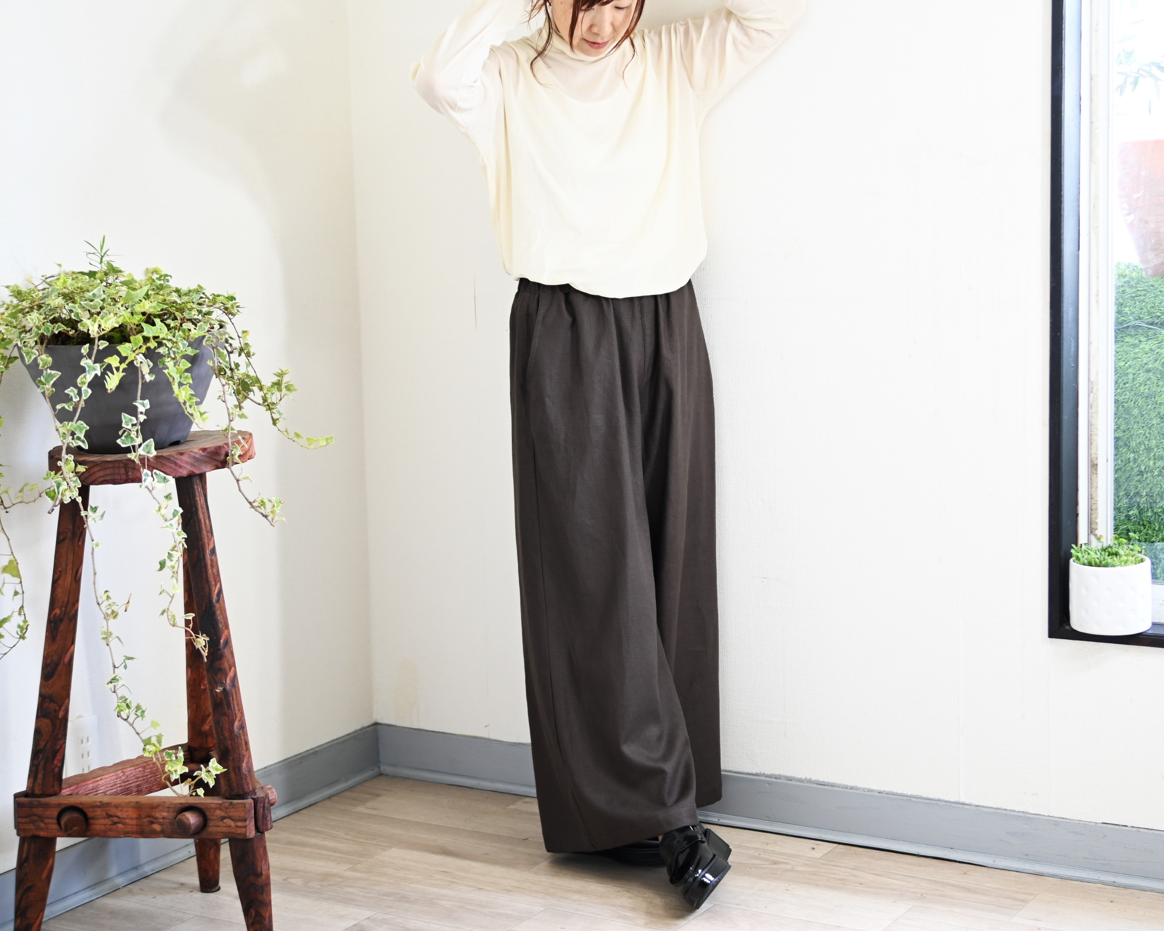 カジュアルエレガントなフレアワイドパンツ：チョコレートブラウン