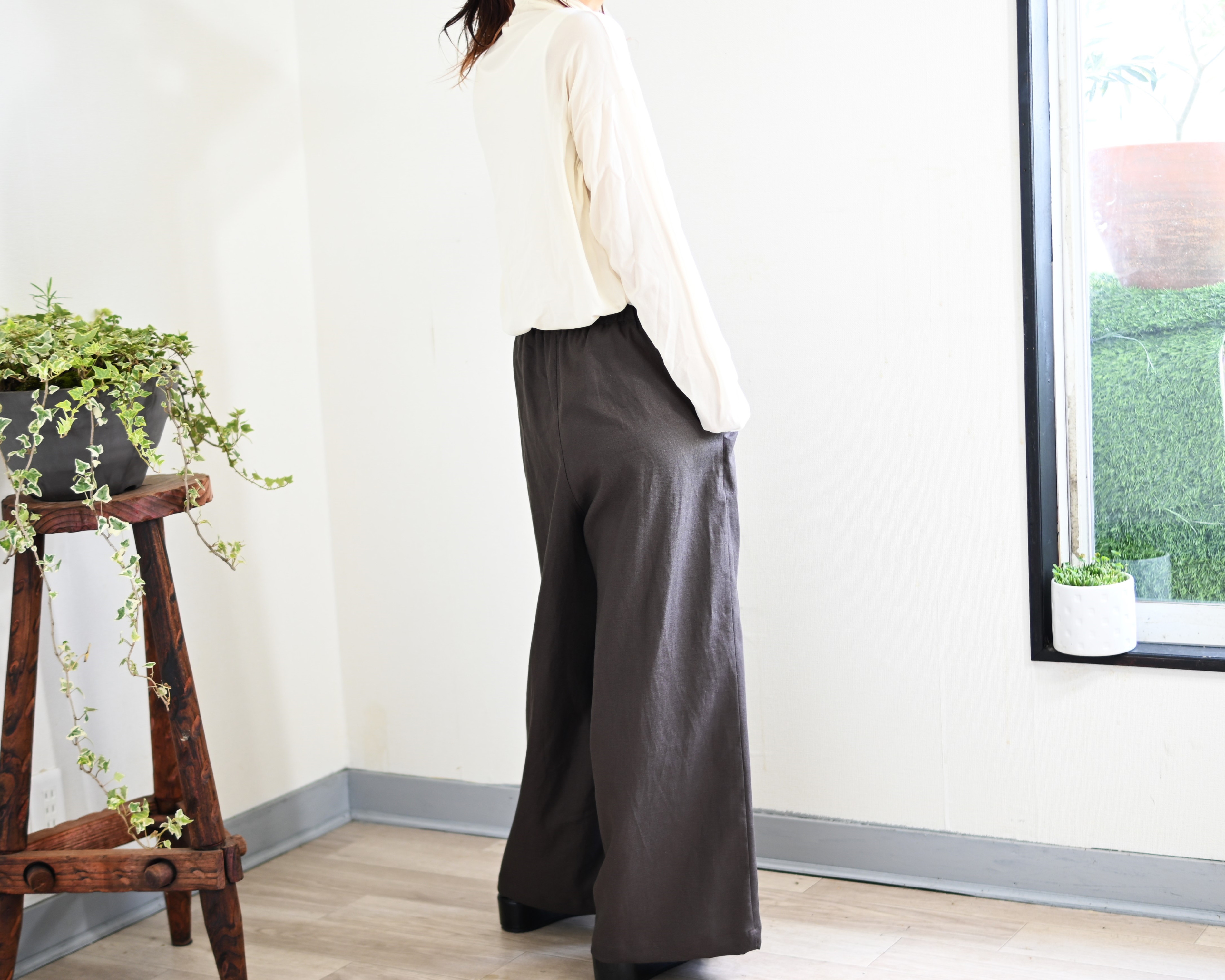 カジュアルエレガントなフレアワイドパンツ：チョコレートブラウン