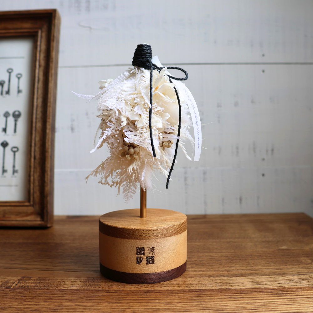 tsui-つい 小さなスワッグツリー白*プリザーブドフラワー*差し替え可能*真鍮*木工*ドライフラワー*アレンジメント