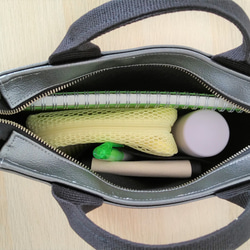 【ファスナー入口】メタリックカラートートバッグ（グレー）SＳサイズ 3枚目の画像