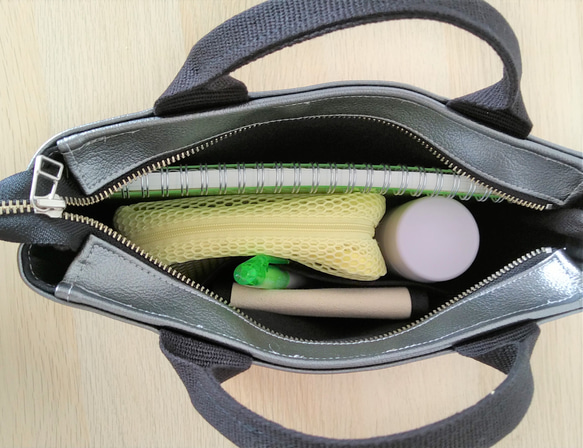 【ファスナー入口】メタリックカラートートバッグ（グレー）SＳサイズ 3枚目の画像