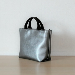 【ファスナー入口】メタリックカラートートバッグ（グレー）SＳサイズ 2枚目の画像