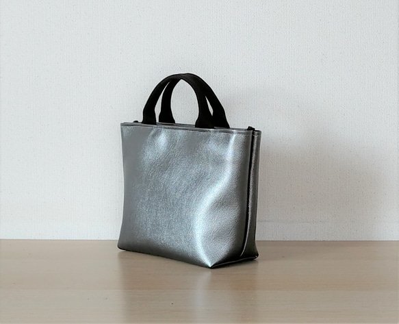 【ファスナー入口】メタリックカラートートバッグ（グレー）SＳサイズ 2枚目の画像