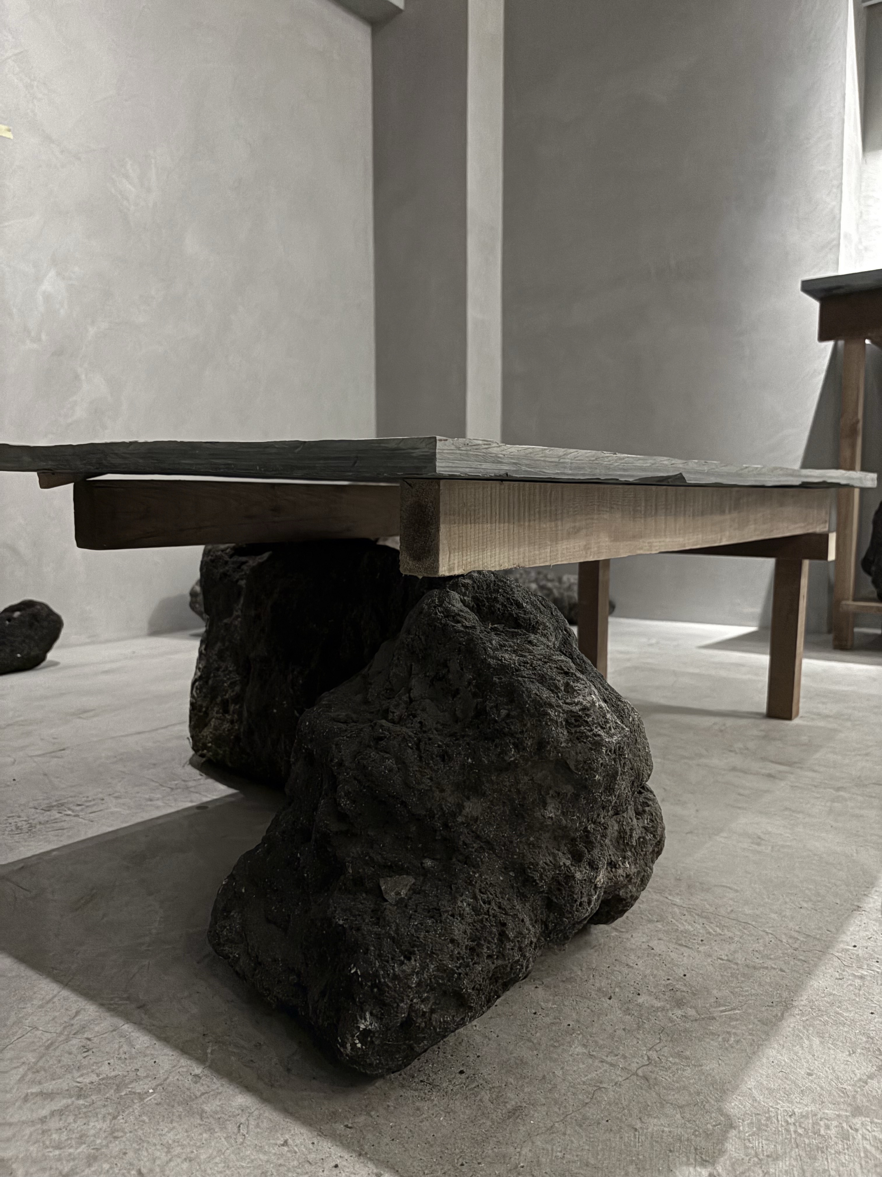 ISHIKUTO 溶岩と木と石　ローテーブル