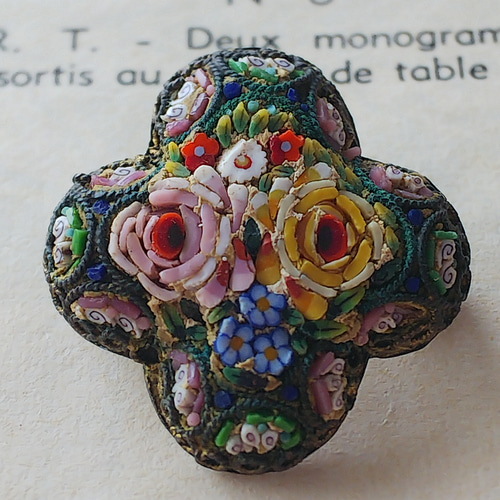 ヴィンテージ 薔薇､勿忘草、小花達のマイクロモザイクブローチ
