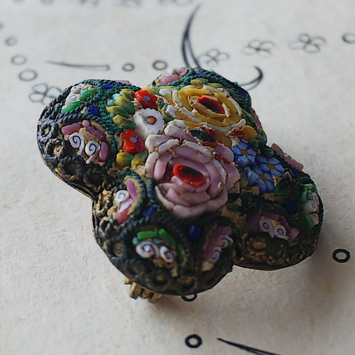 ヴィンテージ 薔薇､勿忘草、小花達のマイクロモザイクブローチ